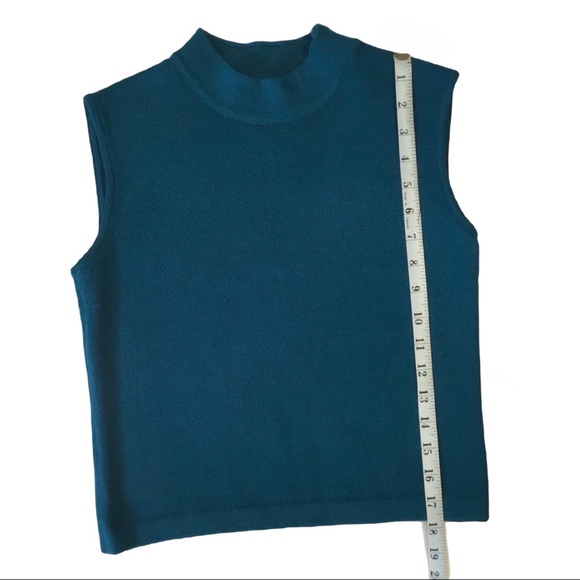 St. John Knit Sleeveless Cropped Mock T-neck. Sz P - Picture 5 of 5